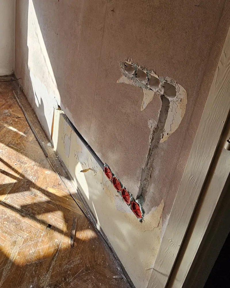 Kivésett fal bekötésre váró szerelvénydobozokkal